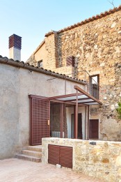 spanish-stone-farmhouse-with-a-labyrinth-character-14