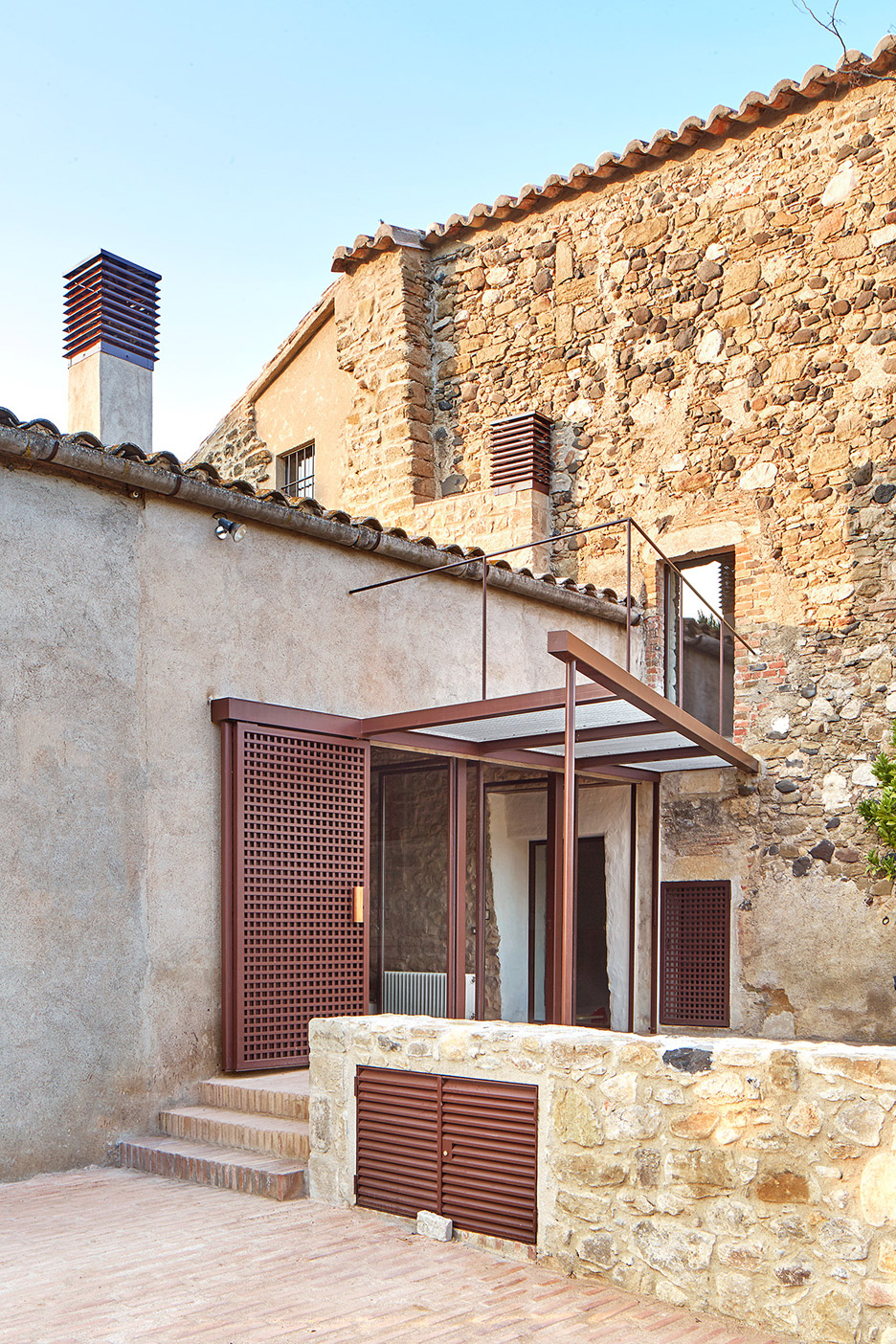 Spanish stone farmhouse with a labyrinth character  14