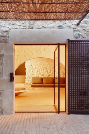 spanish-stone-farmhouse-with-a-labyrinth-character-15