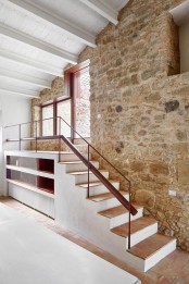 spanish-stone-farmhouse-with-a-labyrinth-character-3