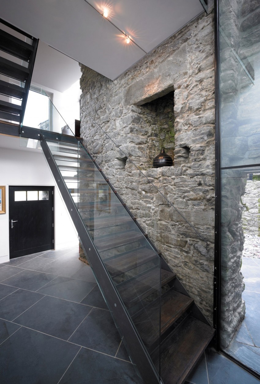 Sprawling home that integrates 18th century ruins  7