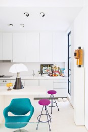stand-out-modern-home-in-a-mix-of-bold-colors-7