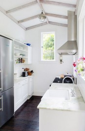 stylish-and-functional-narrow-kitchen-design-ideas-21