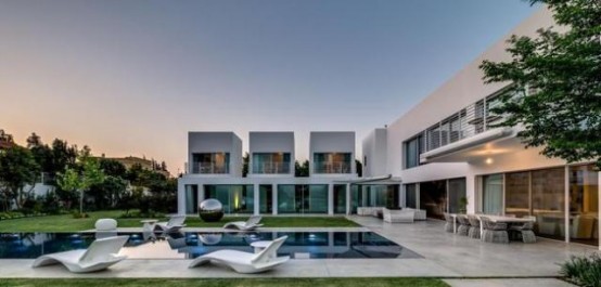 Stylish Outdoor-Focused Modern Home In Tel Aviv