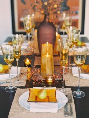 round white plates paired with a yellow square one compose a lovely Thanksgiving place setting that can be also rocked in the fall