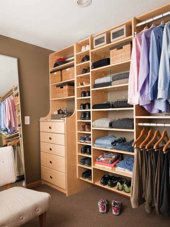 Organising a walk-in closet is as important as organzine any other clothes storage solution. Otherwise it could become a waste of space.