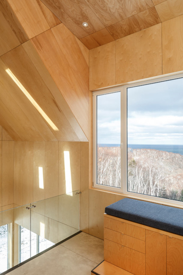 Light fills the cabin due to the large windows, and outdoors merges with indoors thanks to them