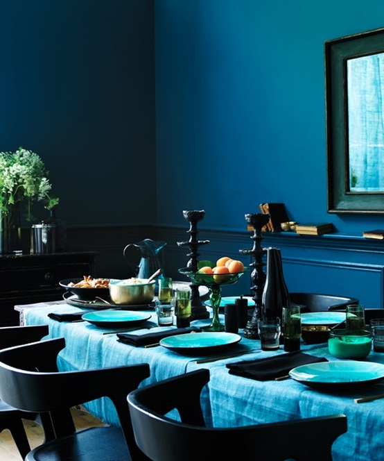 a moody Thanksgiving tablescape in the shades of blue and with black touches and spruced up with shiny gold details