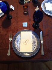 blue and white porcelain and deep blue glasses look veyr chic and elegant with a burgundy tablecloth and this combo is great for Thanksgiving