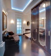 Traditional Interior Design With Creme Scheme And Dark Furniture