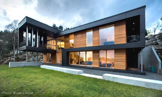 Twofold House In Black Stained Wood With Natural Wood Between The Window Partitions 1 554x