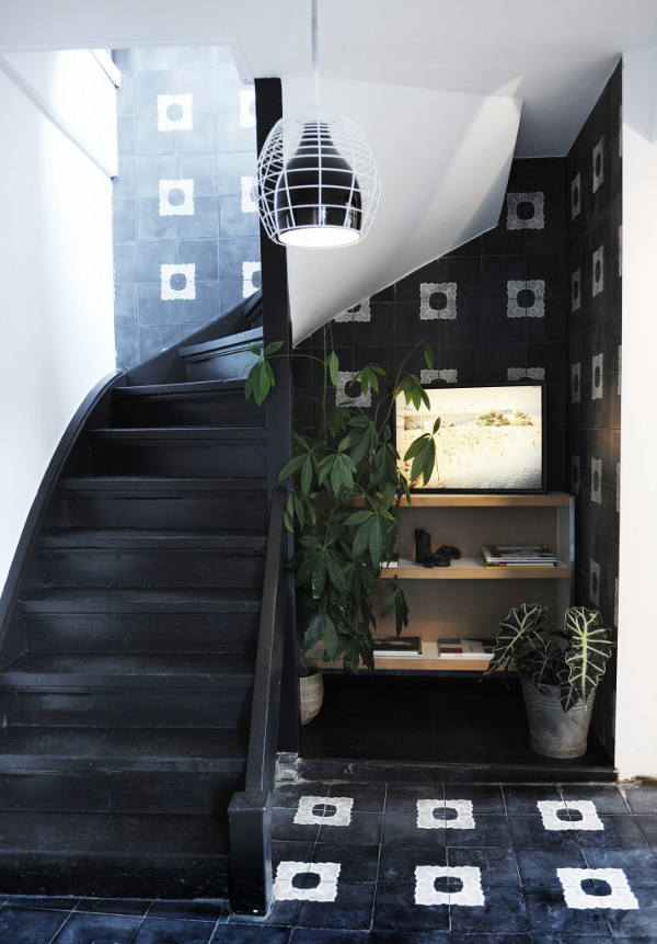 The polished black wooden stairs looks very eye-catching