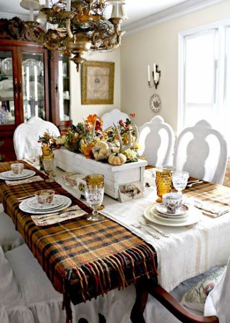 a cozy Thanksgiving table decor
