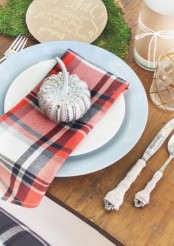 a plaid napkin is a lovely idea for Thanksgiving is a lovely idea for any party, it’s an easy way to make your table look cozy